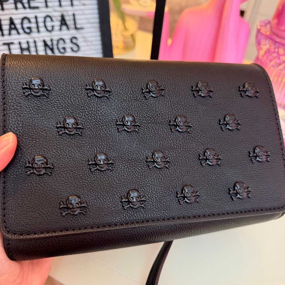 Betsey Johnson XOSYBIL Black Skulls Crossbody ☠️ - Picture 3 of 6